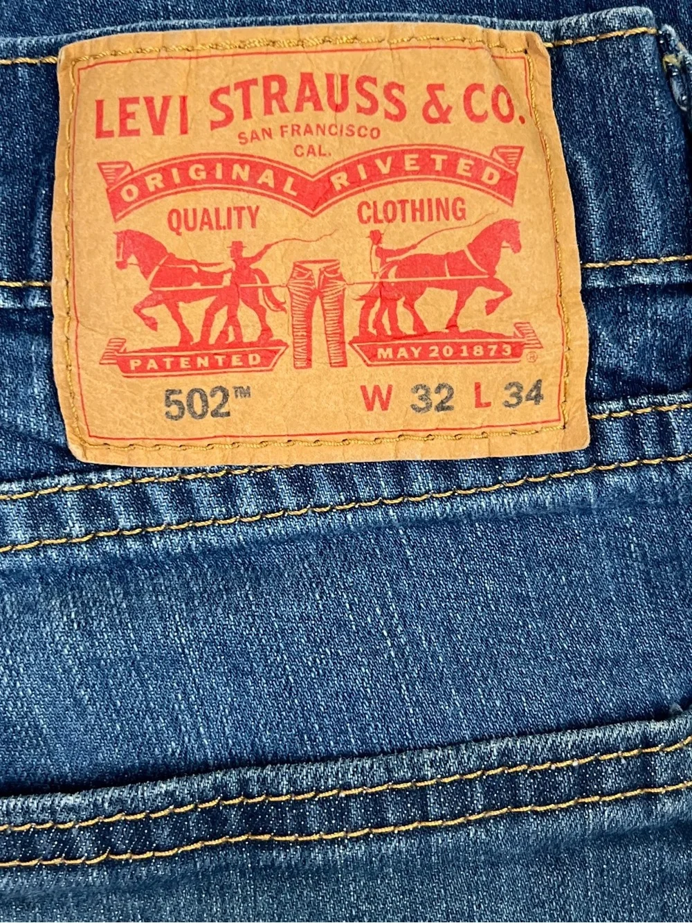Levi’s 502 Taper Fit Jeans in Rosefinch - sz 32
